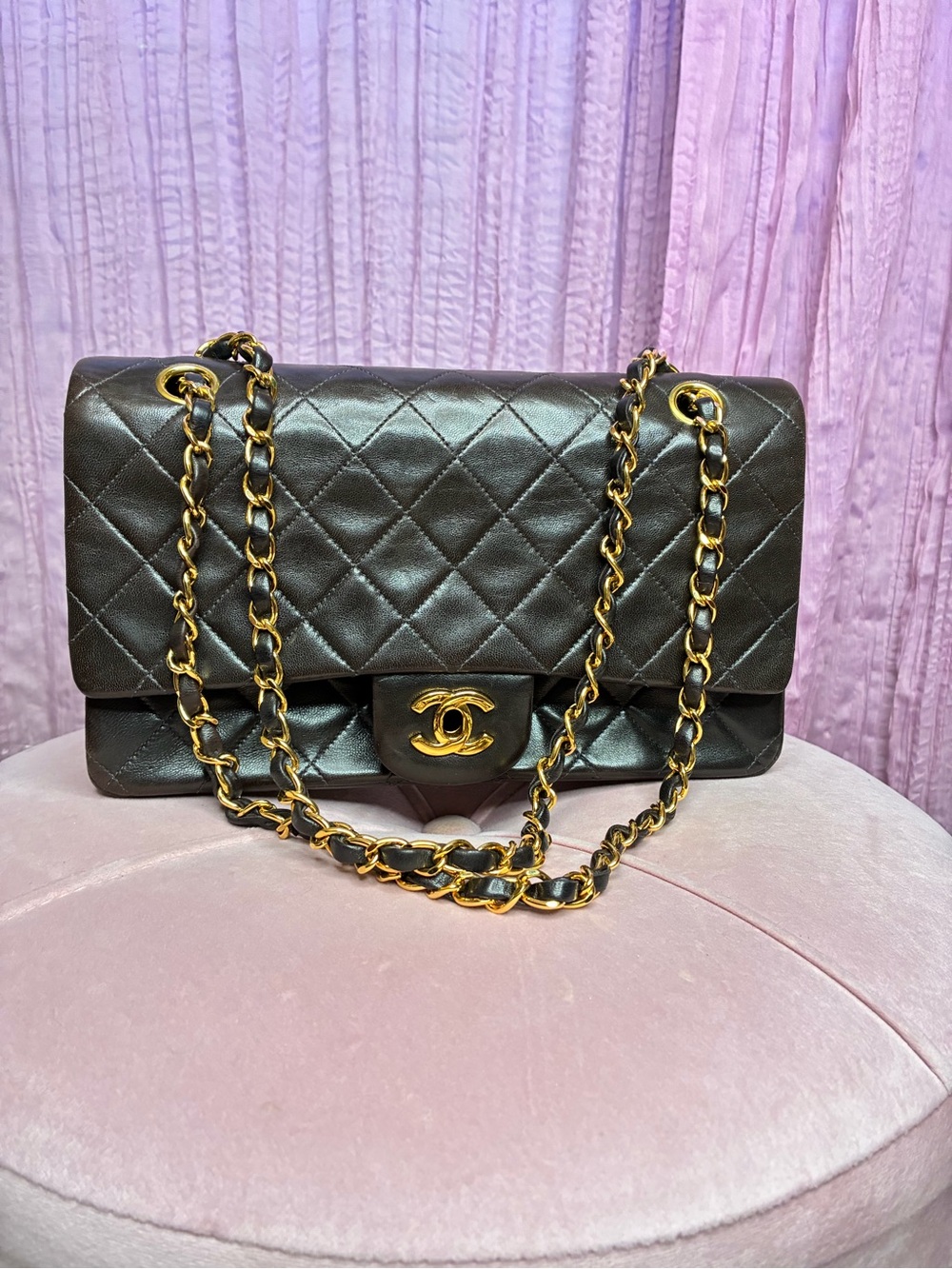 CHANEL Black Quilted Shoulder Bag with Gold Chain